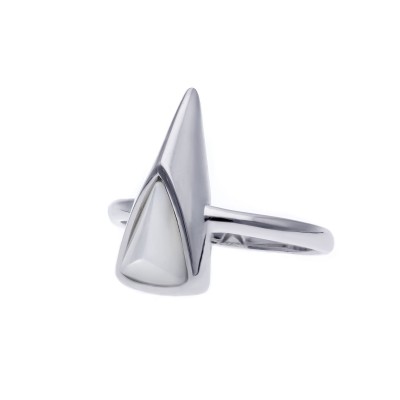 Srebrny pierścionek z masą perłową w kształcie trójkąta