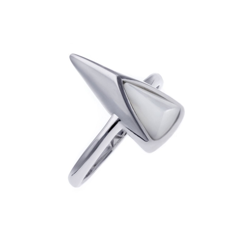 Srebrny pierścionek z masą perłową w kształcie trójkąta