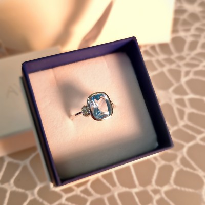 Kolczyki srebrne z topazem oraz cyrkoniami na zapięciu angielskim