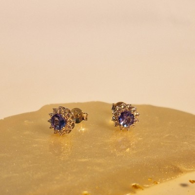 Kolczyki srebrne z tanzanitem oraz cyrkoniami w formie kwiatowej na sztyft