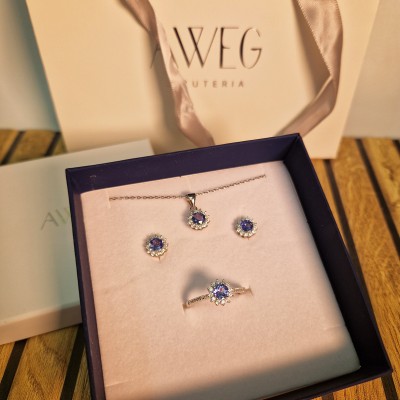 Kolczyki srebrne z tanzanitem oraz cyrkoniami w formie kwiatowej na sztyft