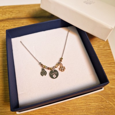 Naszyjnik srebrny z elementami w kształcie biedronki, koniczynki oraz blaszka z napisem lucky