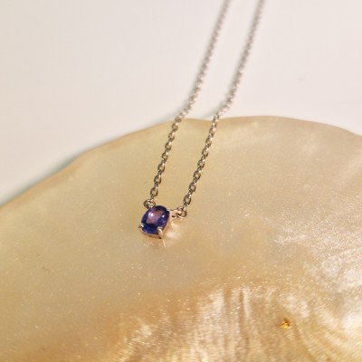 Naszyjnik srebrny z delikatnym oczkiem - tanzanitem