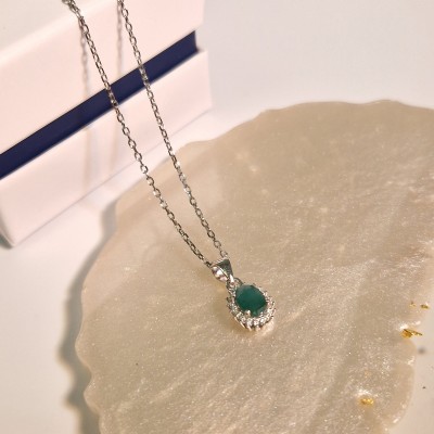 Naszyjnik srebrny ze szmaragdem w kształcie owalu