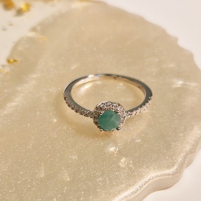 Pierścionek srebrny - kamień centralny szmaragd otoczony cyrkoniami