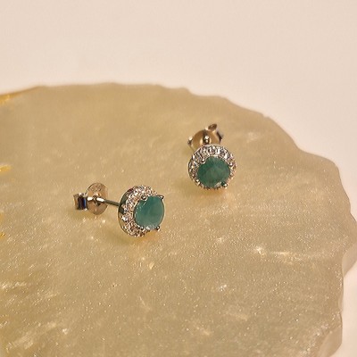 Kolczyki srebrne ze szmaragdem otoczonym cyrkoniami na sztyft