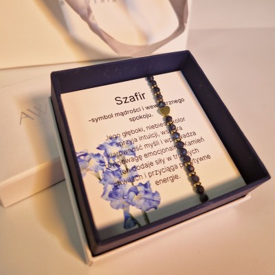 Bransoletka z szafirem i koralikami w kolorze złotym - przekładana