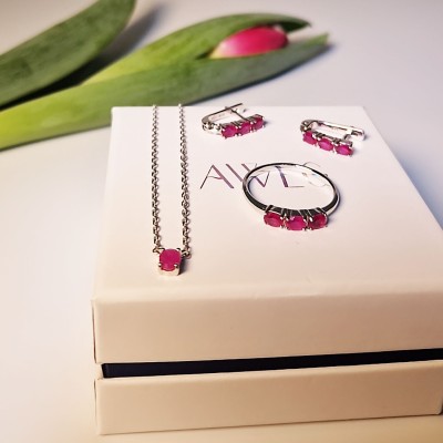 Naszyjnik srebrny z delikatnym oczkiem - rubinem