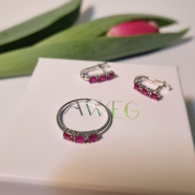 Kolczyki srebrne przecinki z rubinami na angielskim zapięciu