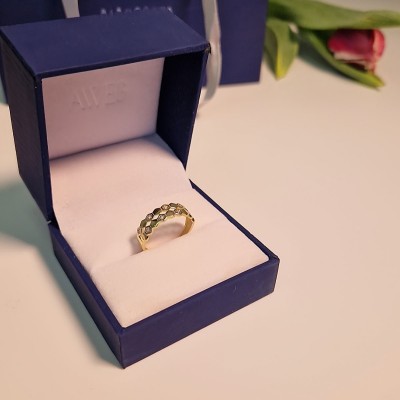 PIERŚCIONEK Z ŻÓŁTEGO ZŁOTA - ZŁĄCZONE SZEŚCIANY CO DRUGI W BIAŁYM ZŁOCIE WYPEŁNIONY CYRKONIAMI