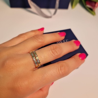 PIERŚCIONEK Z ŻÓŁTEGO ZŁOTA - ZŁĄCZONE SZEŚCIANY CO DRUGI W BIAŁYM ZŁOCIE WYPEŁNIONY CYRKONIAMI