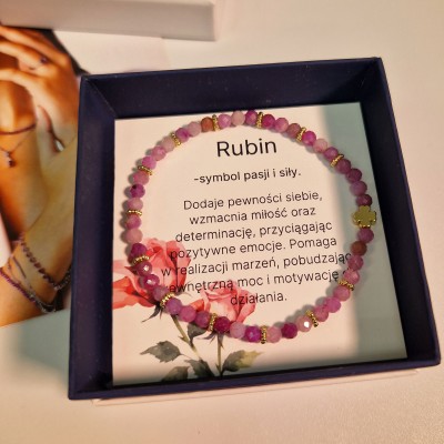 Bransoletka z rubinem różowym i koralikami w kolorze złotym - przekładana