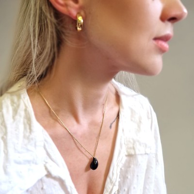 Naszyjnik stalowy złocony z zawieszką w kształcie czarnej kropli