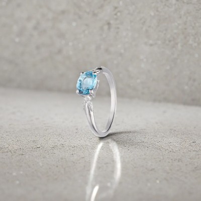 Pierścionek srebrny z owalnym topazem swiss blue z ozdobną obrączką
