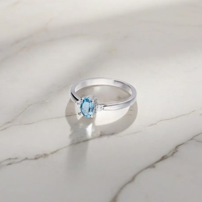 Pierścionek srebrny z owalnym topazem swiss blue oraz cyrkoniami