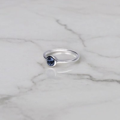Pierścionek srebrny z szafirem w okrągłej oprawie
