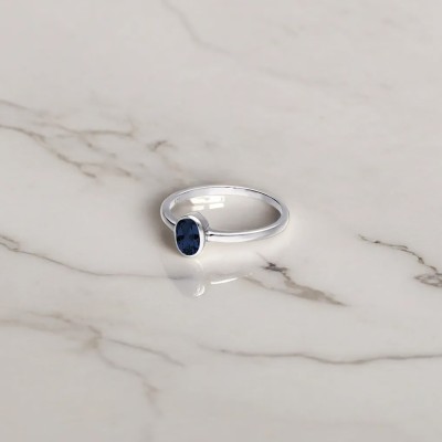 Pierścionek srebrny z szafirem w owalnej oprawie