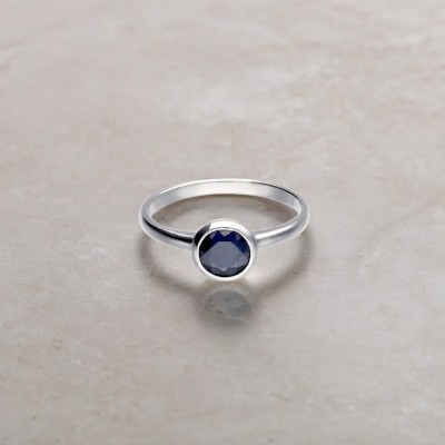 Pierścionek srebrny z okrągłym oczkiem z szafirem