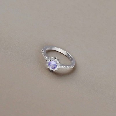 Pierścionek srebrny z tanzanitem otoczonym cyrkoniami w formie kwiatowej