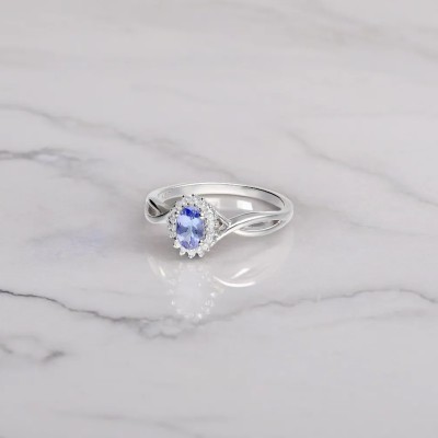 Pierścionek srebrny z tanzanitem w kształcie owalu oraz cyrkoniami