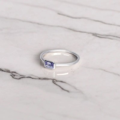 Pierścionek srebrny z tanzanitem w prostokątnej oprawie