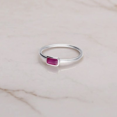 Pierścionek srebrny z rubinem w prostokątnej oprawie