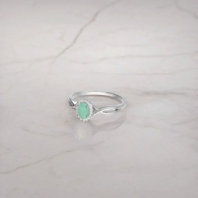 Pierścionek srebrny ze szmaragdem w kształcie owalu otoczonym cyrkoniami