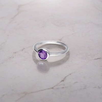 Pierścionek srebrny z okrągłym oczkiem z ametystem
