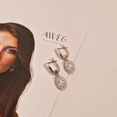 KOLCZYKI SREBRNE WISZĄCE  Z GŁÓWNĄ BEZBARWNĄ CYRKONIĄ OTOCZONĄ JASNYMI CYRKONIAMI