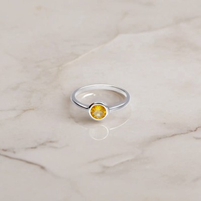 Pierścionek srebrny z okrągłym oczkiem cytrynem