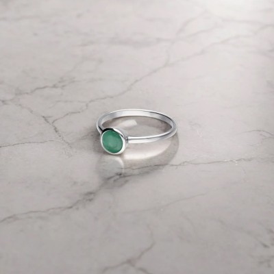 Pierścionek srebrny z okrągłym oczkiem ze szmaragdem