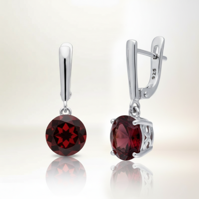 Kolczyki srebrne z granatem wiszące na zapięciu angielskim