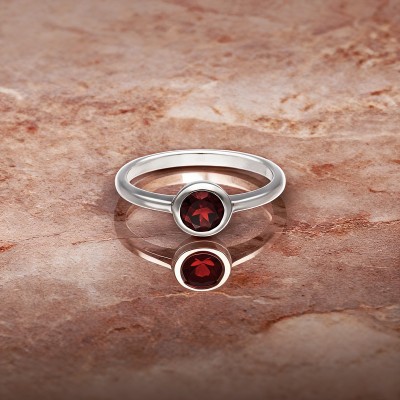 Pierścionek srebrny z granatem w okrągłej oprawie